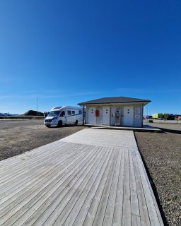 Wohnmobil bei kleines Häuschen.