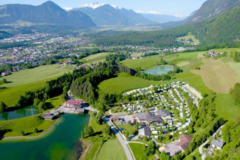 Campingplatz
                           Stadlerhof aus der Luft mit See, Bergkulisse und Inntal im Hintergrund