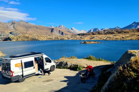 Wohnmobil am Wasser. Bergen im Hintergrund. Grimselpass Schweiz.