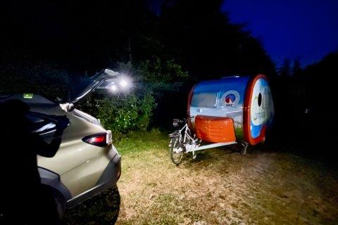 Subaru Outback und ÖCC Wohnwagen am Campingplatz am Abend