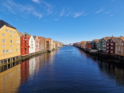 Farbige Hauser am Wasser in Norwegen.