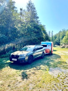 Subaru Auto und ÖCC Wohnwagen
                           im Wald.