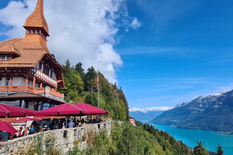 Ausblick vom Harder Kulm auf die Jungfrau und Brienzer See.