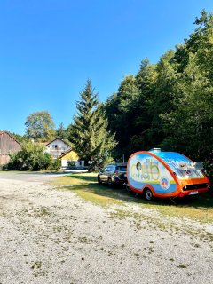 Subaru Auto und ÖCC Wohnwagen am Campingplatz. 