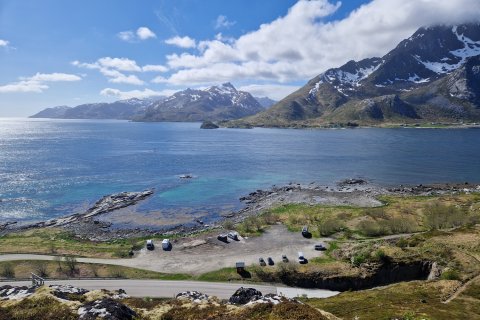 Norwegen Wohnmobil ans Meer mit schönes Ausblick über das Meer und die Berge.