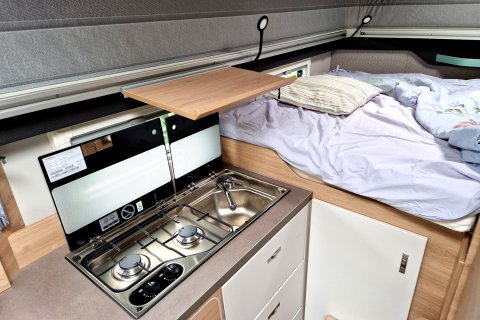 Küche
                           und Bett in Wohnmobil