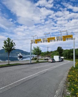 Wohnmobil auf der Straße in Norwegen.