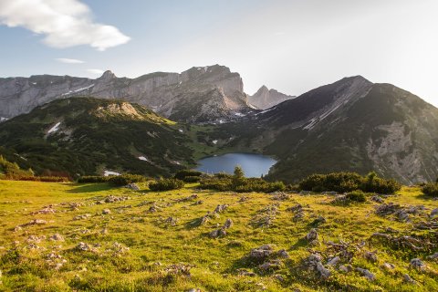 Zireiner Bergsee in Kulisse mit Berggipfeln