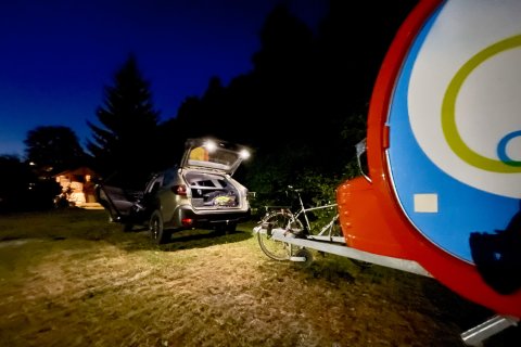 Subaru Auto und ÖCC Wohnwagen am Campingplatz am Abend.