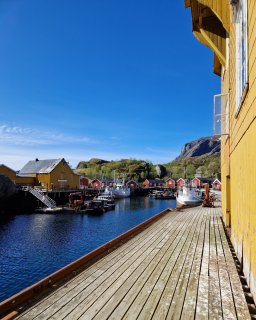 Häuser am Wasser in Norwegen