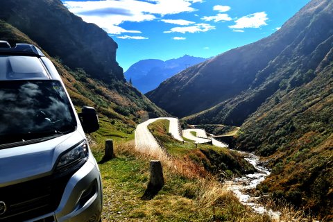 Wohnmobil am Tremola Pass Schweiz