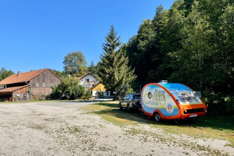 Subaru Auto und ÖCC Wohnwagen am Campingplatz.