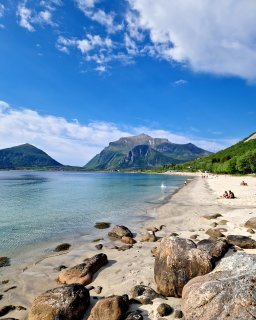 Strand Norwegen mit Bergen im Hintergrund.