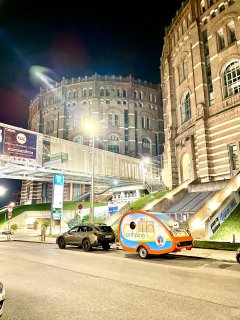 Subaru Auto und ÖCC Wohnwagen beim Gasometer in
                           Wien.