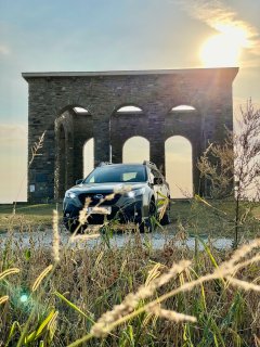 Subaru vor eine Brücke.