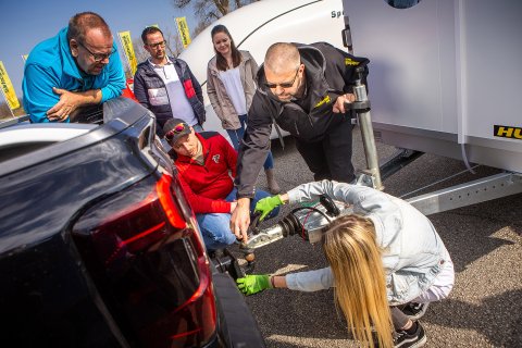 Fahrtechnik-Instruktor zeigt das reichten An- und Abkuppeln eines Wohnwagens