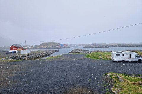 Norwegen Wohnmobil mit Ausblick aufs Wasser.