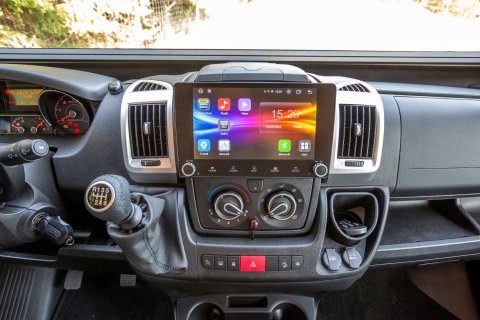 Tolles Multimediasystem mit Camper-Navigation, Rückfahrkamera, Apple Carplay und Android Auto.