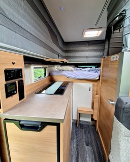 Küche und Bett Wohnmobil