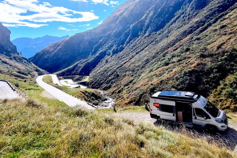 Wohnmobil am Tremola in der Schweiz. 