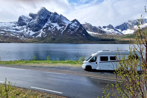 Norwegen Wohnmobil Ausblick auf die Bergen und das Meer.