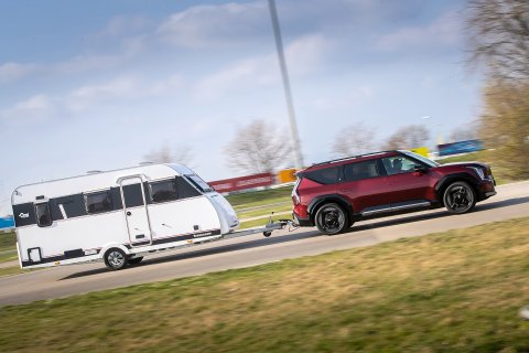 Kia EV9 Elektro-SUV bei schneller Fahrt