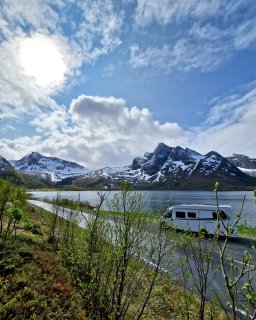 Norwegen Wohnmobil am Wasser und Bergen.